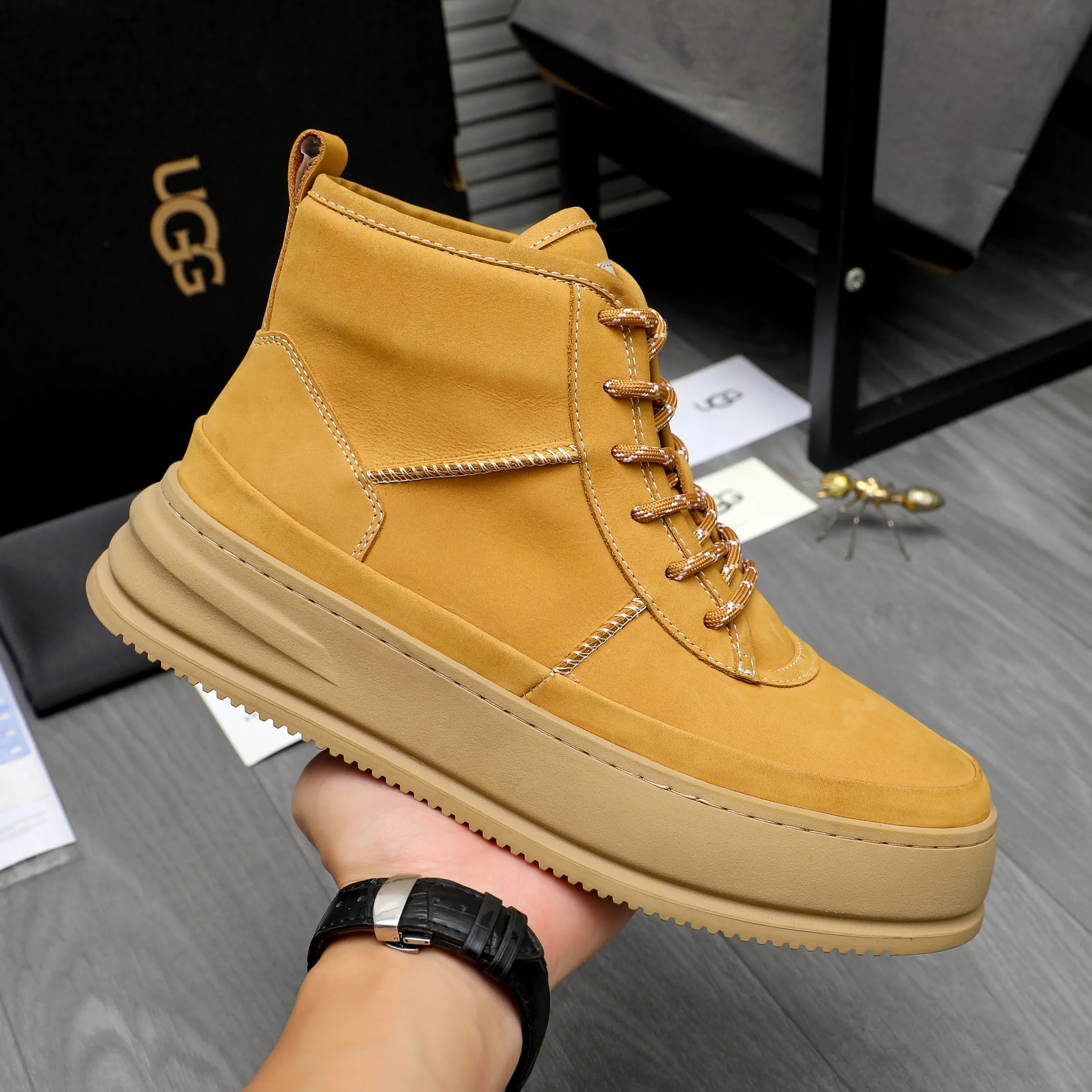 P620 Product trademark: "UGG" Gaobang men's shoes Regular size: 39-44 Product materials: Selected suede cowhide upper, wool lining, original outsole